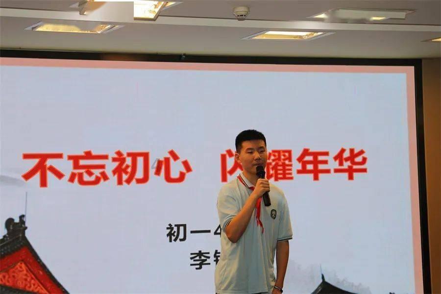 逃离残破的机舱